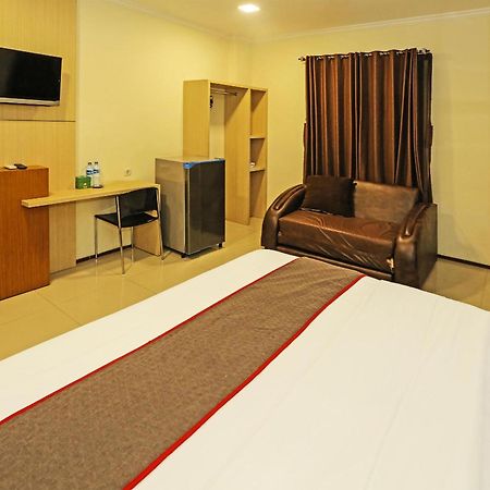 Sans Hotel Fiducia Serpong Esterno foto
