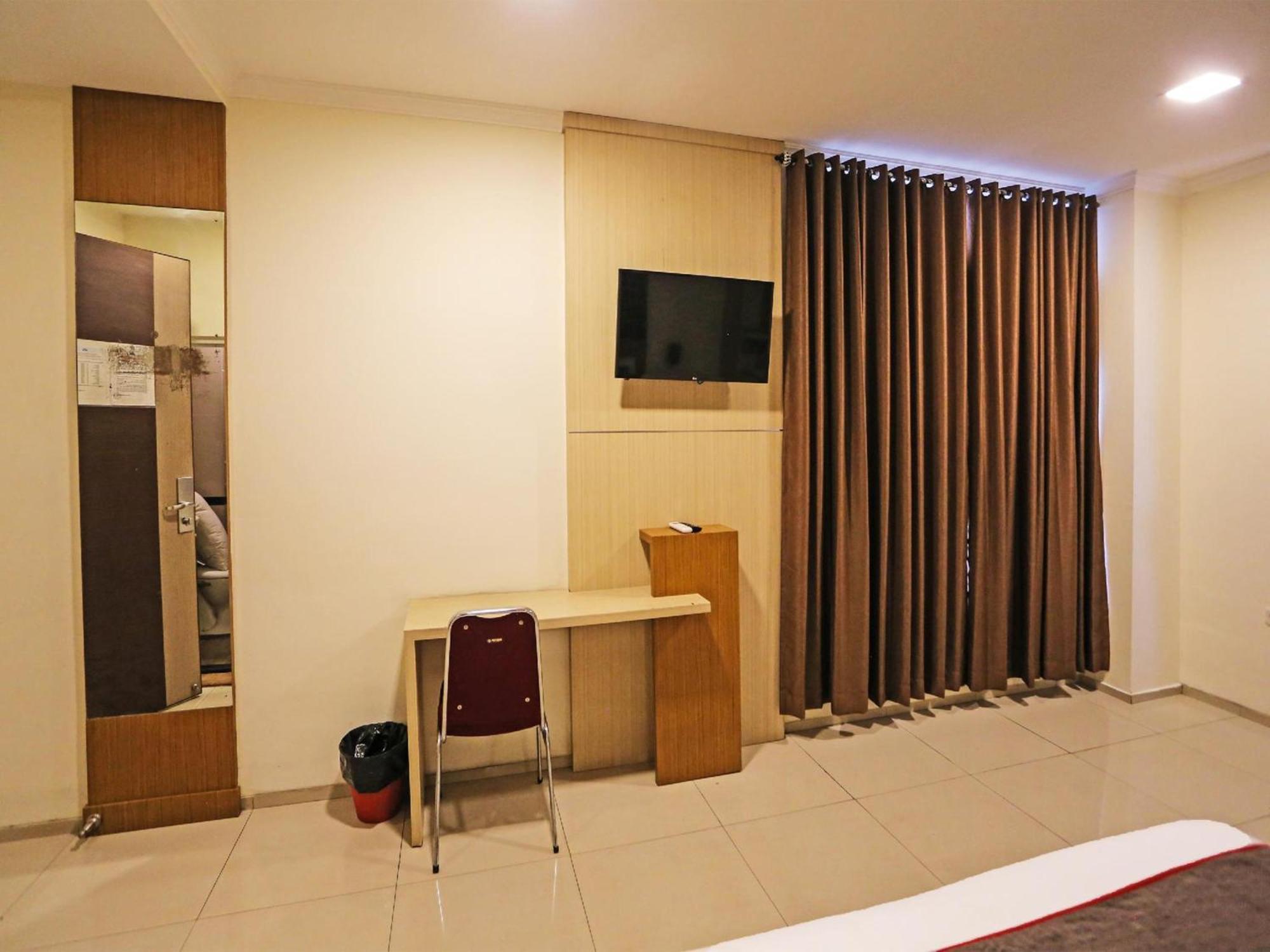 Sans Hotel Fiducia Serpong Esterno foto