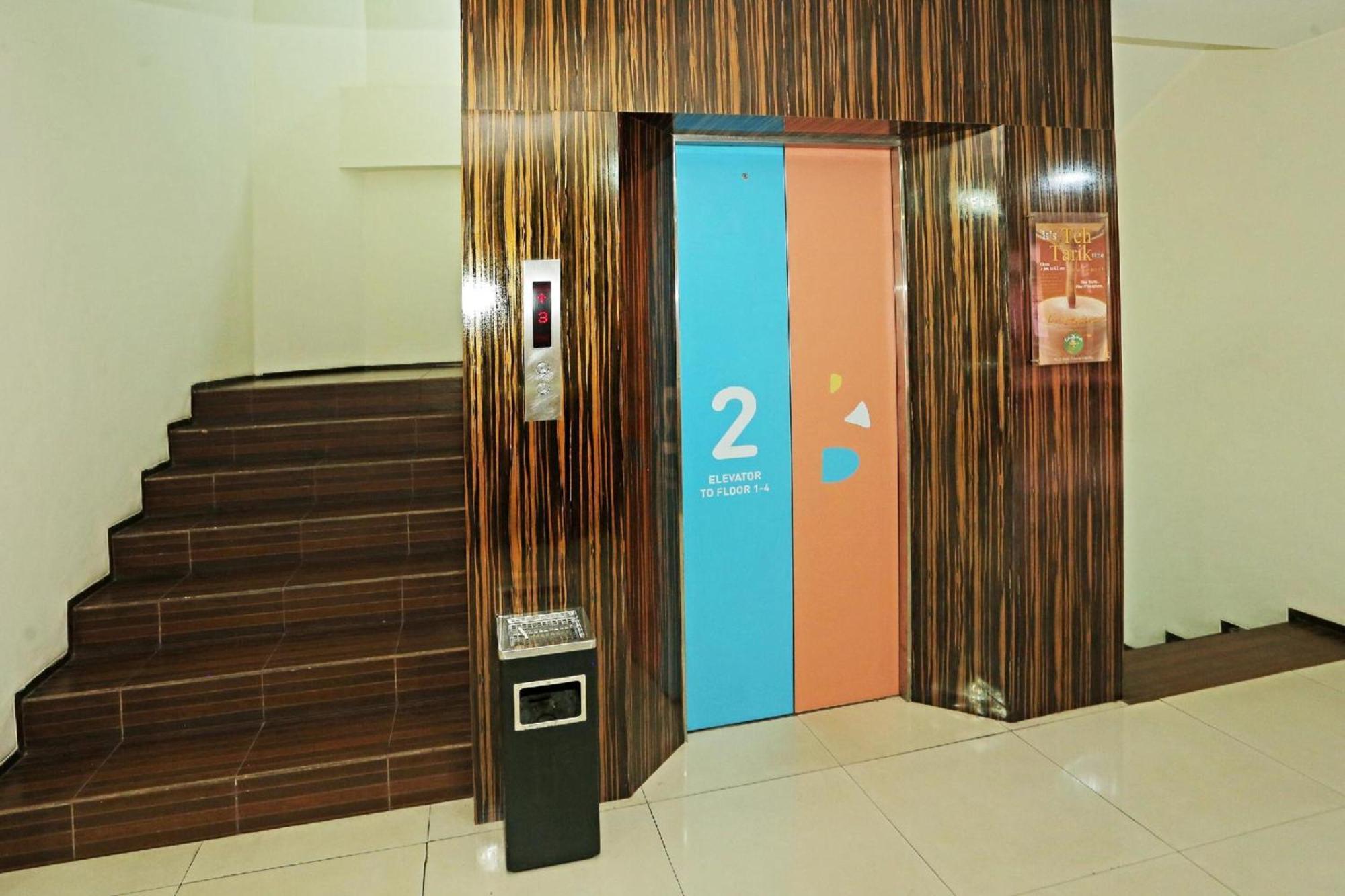 Sans Hotel Fiducia Serpong Esterno foto