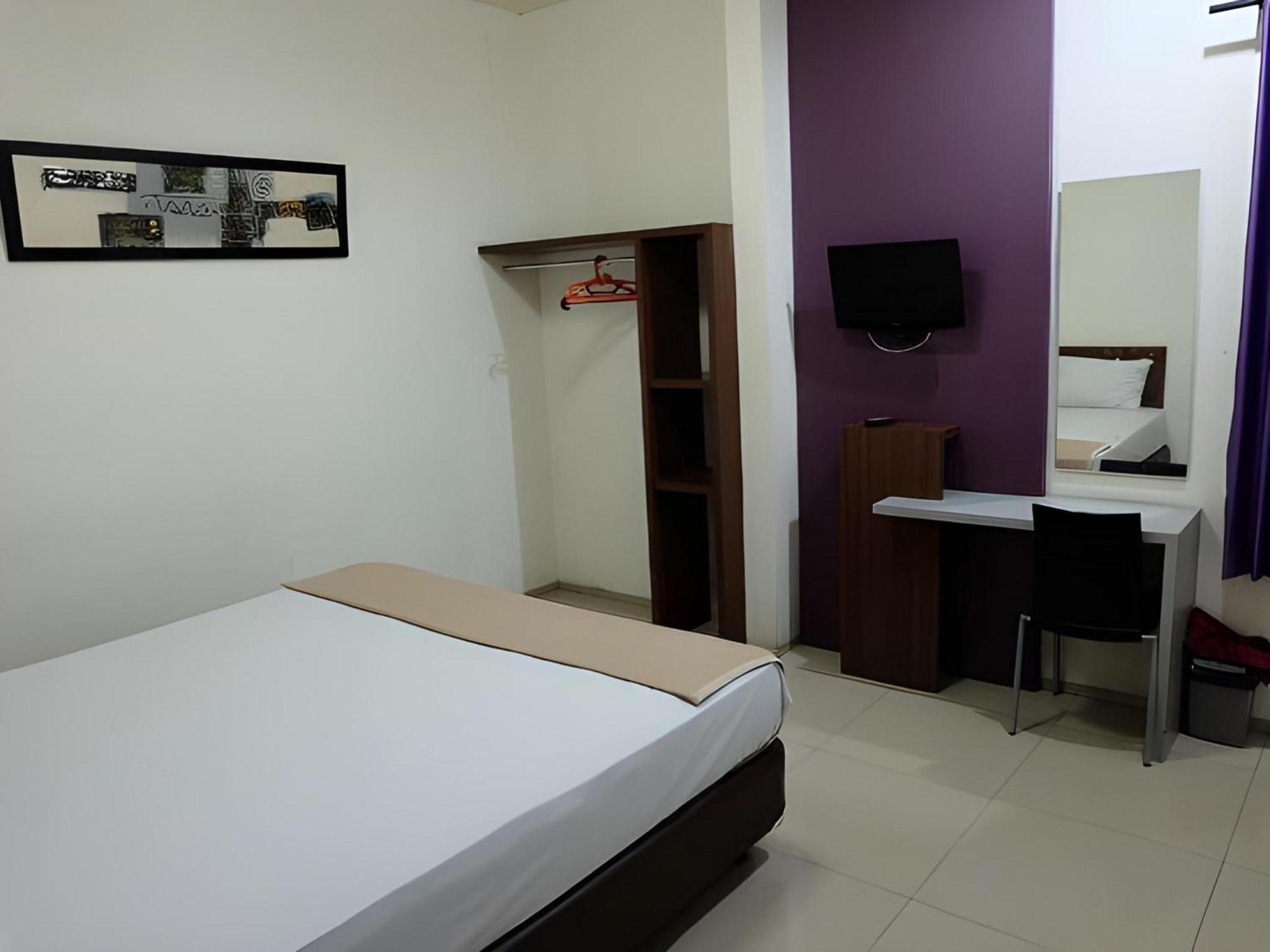 Sans Hotel Fiducia Serpong Esterno foto