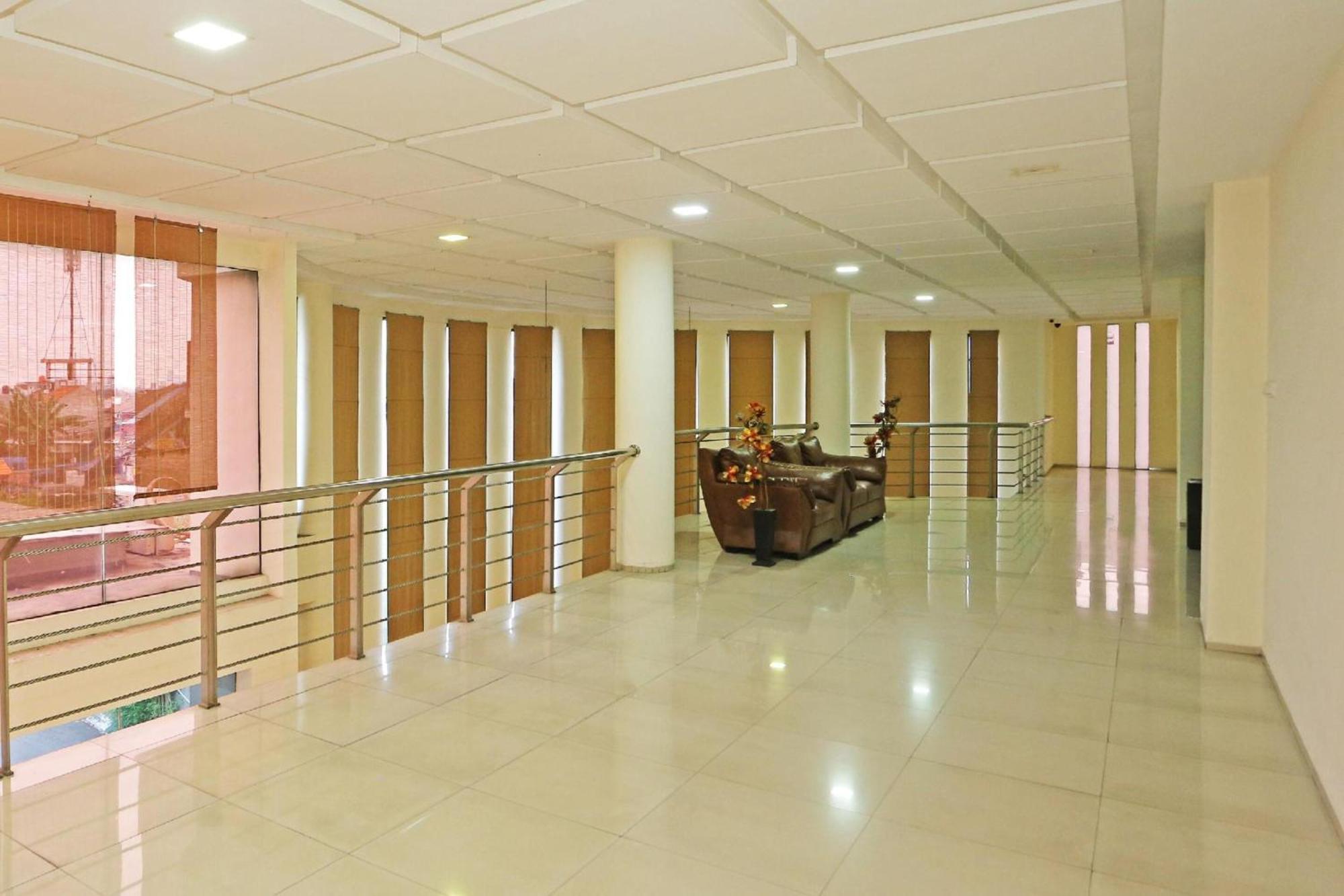 Sans Hotel Fiducia Serpong Esterno foto
