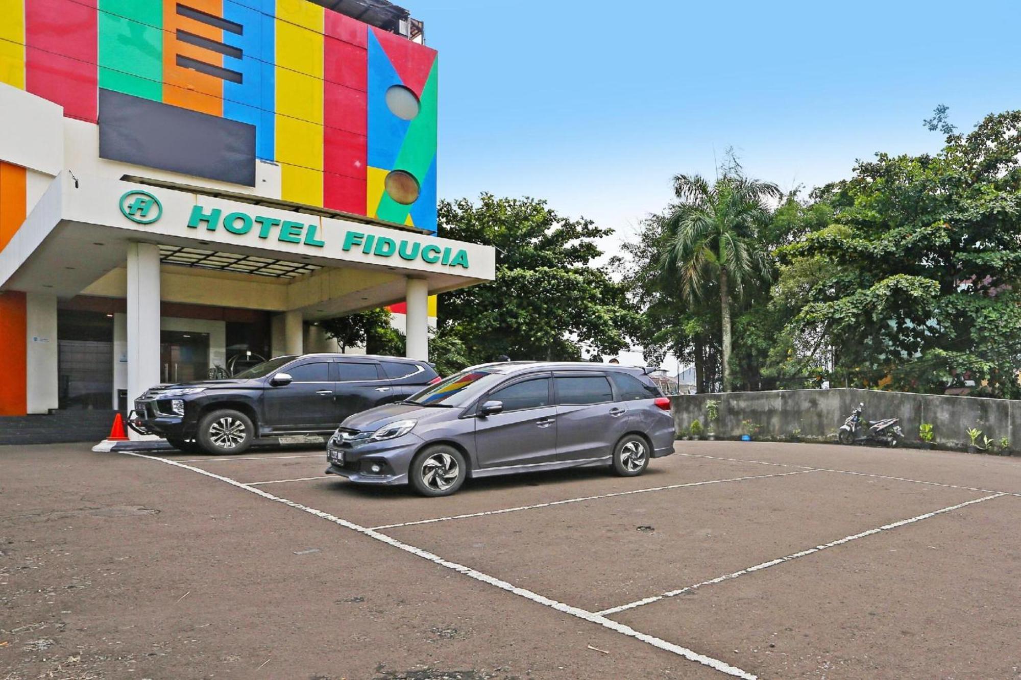 Sans Hotel Fiducia Serpong Esterno foto
