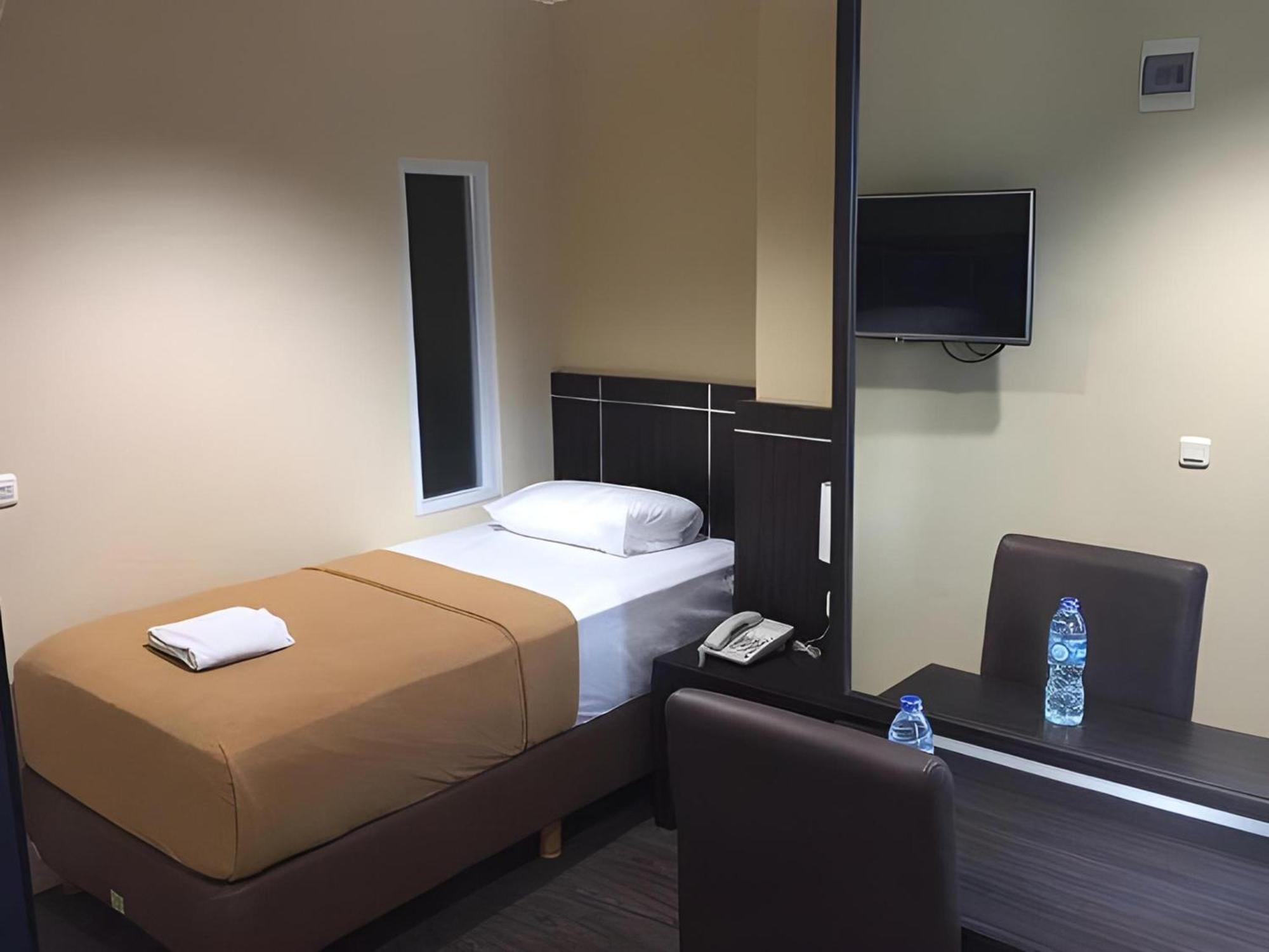 Sans Hotel Fiducia Serpong Esterno foto