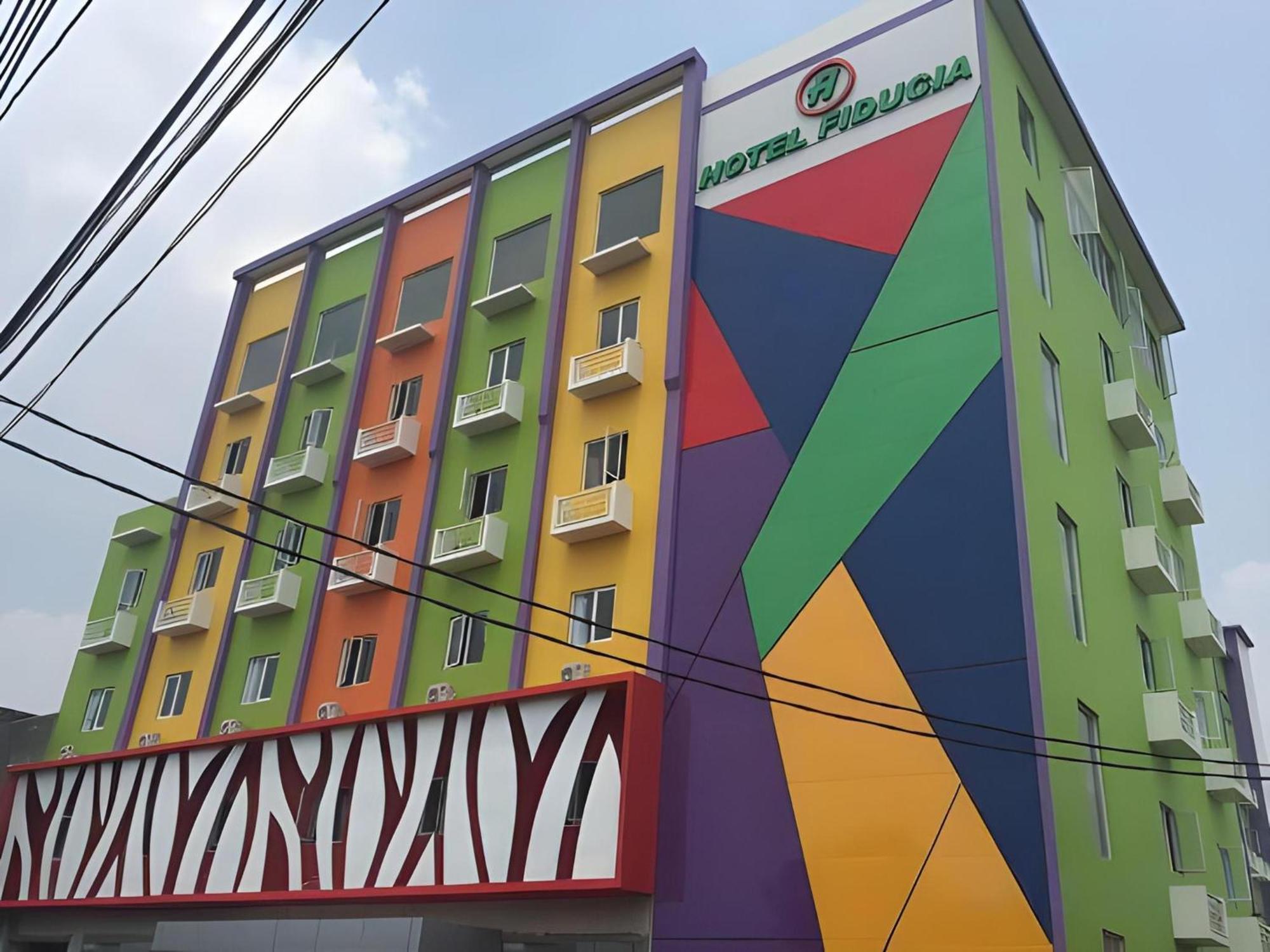 Sans Hotel Fiducia Serpong Esterno foto