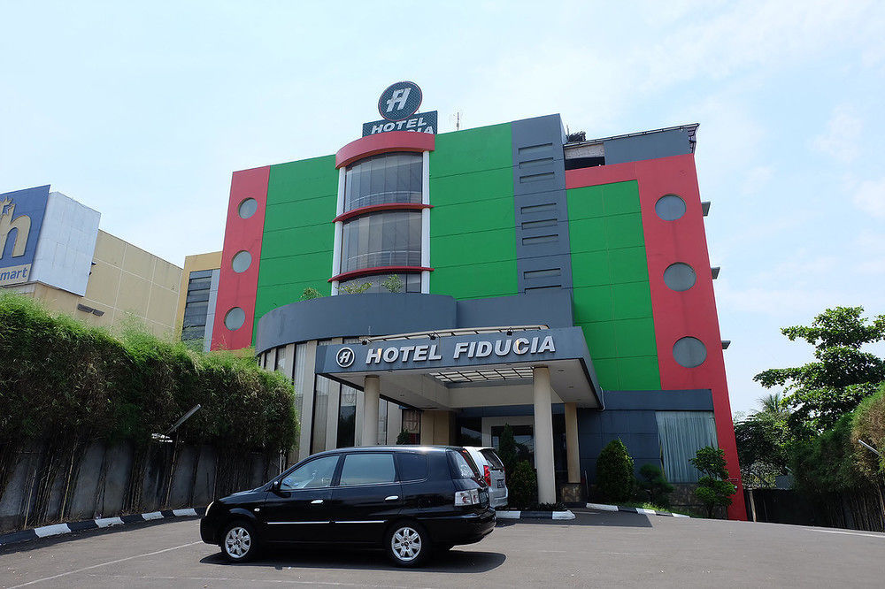 Sans Hotel Fiducia Serpong Esterno foto